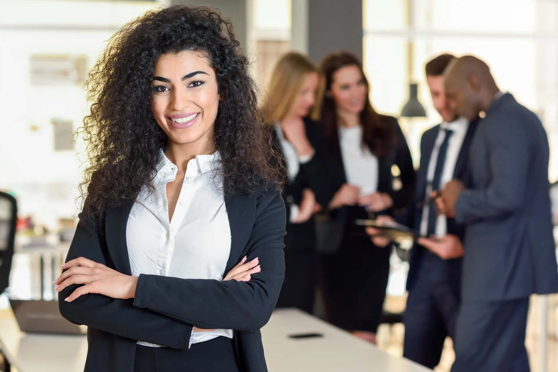 Executiva à frente de equipe comercial, representando prospecção e vendas B2B